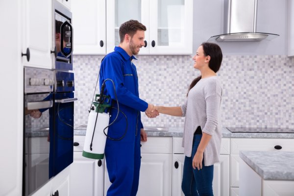 pest removal person shaking a customers hand